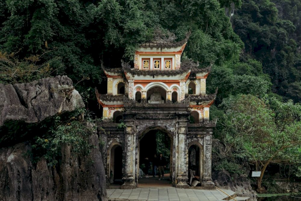 Bich Dong Pagoda in winter is shrouded in a gentle chill, with mist curling around ancient stone steps and moss-covered roofs (Source: Pexels)